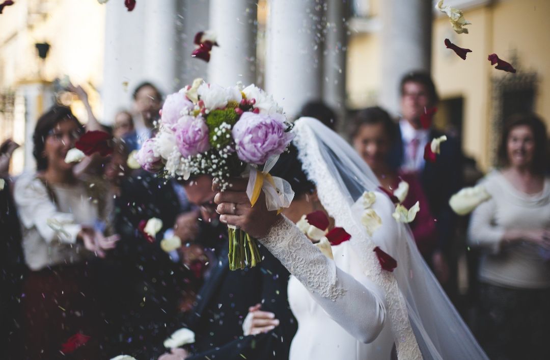 友達や家族の結婚の話をする