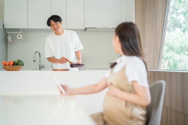 気遣っているていで距離を取る