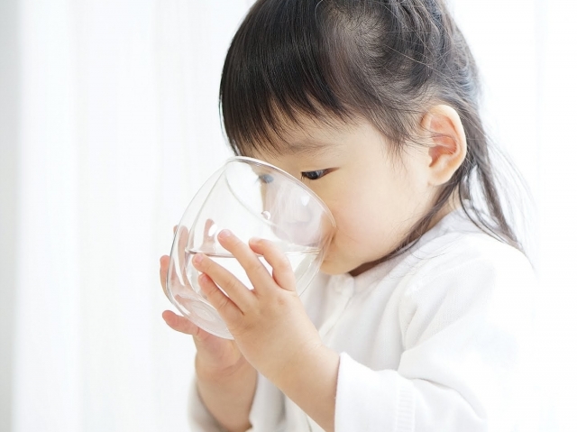 水や麦茶等でこまめな水分補給