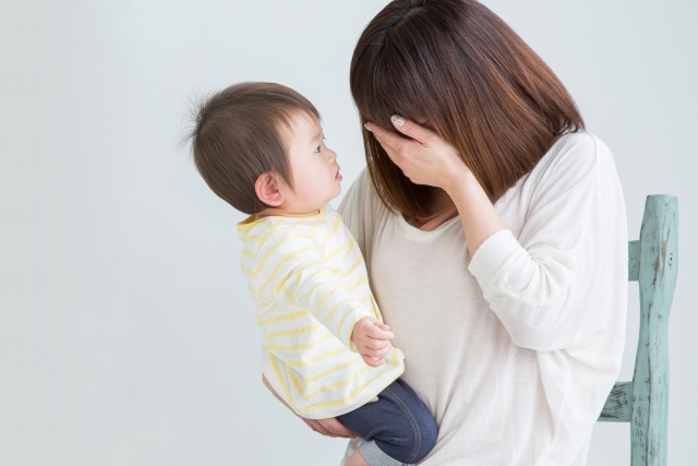 泣きマネ等で感情に訴える