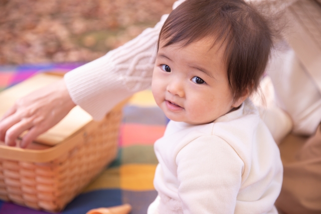 1 歳 笑い ながら 叩く