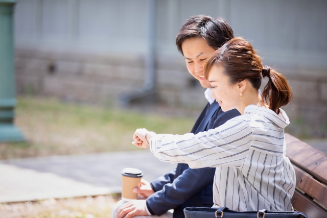 相手の予定を聞き、合わせる