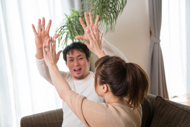 親しく接し、距離を詰める